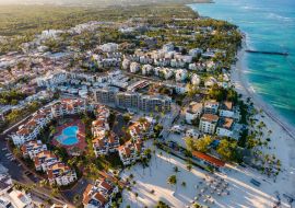 Lais Puzzle - Luftaufnahme eines Strandhotels mit Pools, Sonnenschirmen und blauem Wasser des Atlantischen Ozeans, Bavaro, Punta Cana, Dominikanische Republik - 1.000 Teile