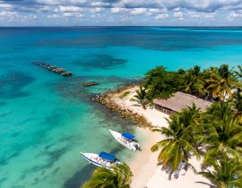 Lais Puzzle - Luftaufnahme einer Drohne vom paradiesischen Strand mit altem, kaputtem Pier, Booten, Palmen und blauem Wasser des Karibischen Meeres mit transparentem Korallenboden, Insel Saona, Dominikanische Republik - 40, 100, 200, 500, 1.000 & 2.000...
