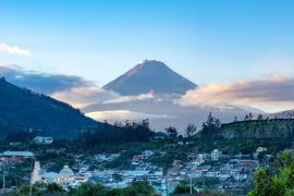 Lais Puzzle - Stadt und Vulkan bei Sonnenaufgang in den Anden von Ecuador - 2.000 Teile
