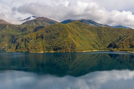 Lais Puzzle - Spiegelungslandschaft der Cuicocha-Lagune bei Otavalo, nördlich von Quito, Ecuador - 2.000 Teile