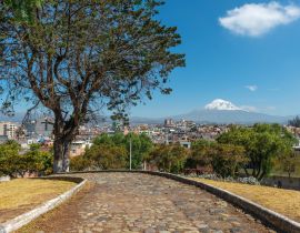 Lais Puzzle - Die Stadt Riobamba mit dem Vulkan Chimborazo im Hintergrund, Ecuador - 40, 100, 200, 500, 1.000 & 2.000 Teile