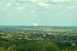 Lais Puzzle - Basilika Unserer Lieben Frau des Friedens in Yamoussoukro, Elfenbeinküste - 2.000 Teile