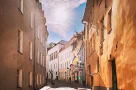 Lais Puzzle - Tallinn, Estland. Leere Puhavaimu Straße in der Altstadt bei Sonnenuntergang - 2.000 Teile
