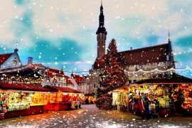 Lais Puzzle - Weihnachten Tallinn Old Town Hall Square Winter Nacht Marktplatz und Baum Lichtdekoration, Urlaub Feier in Europa verschwommen Nacht Licht, Schneeflocken fallen, reisen Estland - 2.000 Teile