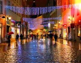 Lais Puzzle - Rainy Autumn Travel to Europe in the City Christmas Tallinn Old town street night light people walking with umbrellas rain drops reflection on wet asphalt soft blurred light lifestyle Tilt Shift - 40, 100, 200, 500, 1.000 & 2.000 Teile