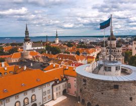 Lais Puzzle - Nahaufnahme der estnischen Flagge auf der Spitze des alten mittelalterlichen Turms - 40, 100, 200, 500, 1.000 & 2.000 Teile