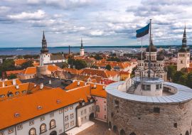 Lais Puzzle - Nahaufnahme der estnischen Flagge auf der Spitze des alten mittelalterlichen Turms - 1.000 Teile