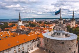 Lais Puzzle - Nahaufnahme der estnischen Flagge auf der Spitze des alten mittelalterlichen Turms - 2.000 Teile