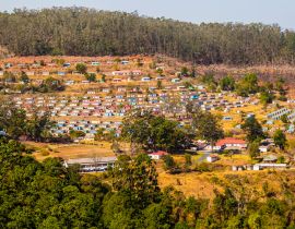 Lais Puzzle - Panoramablick auf ein typisches Dorf mit bunten, geometrisch angeordneten Häusern, Eswatini, Südafrika - 40, 100, 200, 500, 1.000 & 2.000 Teile