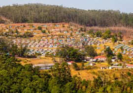 Lais Puzzle - Panoramablick auf ein typisches Dorf mit bunten, geometrisch angeordneten Häusern, Eswatini, Südafrika - 1.000 Teile