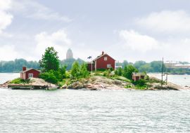 Lais Puzzle - Eine kleine Insel mit einem Haus, im Hintergrund ist die Skyline von Helsinki zu sehen. Aufgenommen in der Nähe von Suomenlinna, Finnland - 1.000 Teile