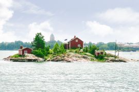Lais Puzzle - Eine kleine Insel mit einem Haus, im Hintergrund ist die Skyline von Helsinki zu sehen. Aufgenommen in der Nähe von Suomenlinna, Finnland - 2.000 Teile