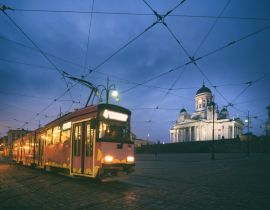 Lais Puzzle - Straßenbahn auf dem Senatsplatz von Helsinki bei Sonnenuntergang mit dem Dom von Helsinki im Hintergrund in Finnland - 40, 100, 200, 500, 1.000 & 2.000 Teile