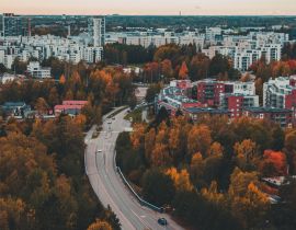 Lais Puzzle - Matinkylä im Herbst mit Bäumen und Häusern, Espoo, Finnland - 40, 100, 200, 500, 1.000 & 2.000 Teile