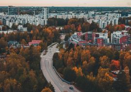 Lais Puzzle - Matinkylä im Herbst mit Bäumen und Häusern, Espoo, Finnland - 1.000 Teile