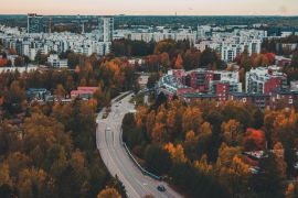 Lais Puzzle - Matinkylä im Herbst mit Bäumen und Häusern, Espoo, Finnland - 2.000 Teile