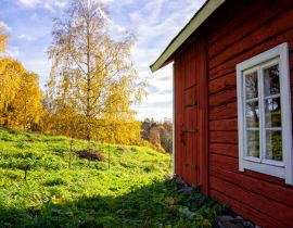 Lais Puzzle - Einsames traditionelles rotes Holzhäuschen im Herbst in Lieto, Finnland - 40, 100, 200, 500, 1.000 & 2.000 Teile