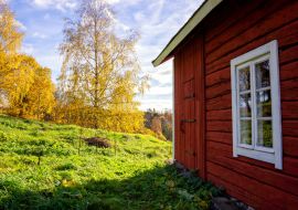 Lais Puzzle - Einsames traditionelles rotes Holzhäuschen im Herbst in Lieto, Finnland - 1.000 Teile