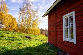 Lais Puzzle - Einsames traditionelles rotes Holzhäuschen im Herbst in Lieto, Finnland - 2.000 Teile