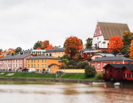 Lais Puzzle - Blick auf das alte Porvoo, Finnland. Schöne Herbstlandschaft der Stadt mit der Kathedrale von Porvoo und bunten Holzgebäuden - 40, 100, 200, 500, 1.000 & 2.000 Teile