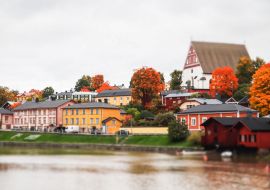 Lais Puzzle - Blick auf das alte Porvoo, Finnland. Schöne Herbstlandschaft der Stadt mit der Kathedrale von Porvoo und bunten Holzgebäuden - 1.000 Teile