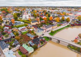 Lais Puzzle - Altstadt von Porvoo, Finnland. Schöne Stadtlandschaft mit idyllischem Fluss Porvoonjoki - 1.000 Teile