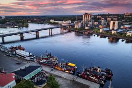 Lais Puzzle - Luftaufnahme von Retro-Dampfschiffen an der Anlegestelle am Fluss Pielisjoki in Joensuu, Finnland. Am Himmel erstaunlich hellen Sonnenuntergang - 2.000 Teile