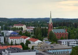 Lais Puzzle - Panorama der Stadt Mikkeli in Finnland vor dem Regen im Sommer: Dächer von Häusern, Horizont, Wald, lutherische Kirche - 1.000 Teile