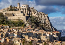 Lais Puzzle - Die Dächer von Sisteron mit seiner Zitadelle und seinen Befestigungsanlagen (Panorama). Alpes de Haute Provence, Südliche Alpen, Frankreich - 1.000 Teile