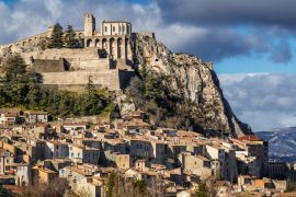 Lais Puzzle - Die Dächer von Sisteron mit seiner Zitadelle und seinen Befestigungsanlagen (Panorama). Alpes de Haute Provence, Südliche Alpen, Frankreich - 2.000 Teile