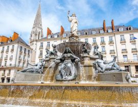 Lais Puzzle - Blick auf den königlichen Platz mit Brunnen und Kirchturm in der Stadt Nantes in Frankreich - 40, 100, 200, 500, 1.000 & 2.000 Teile