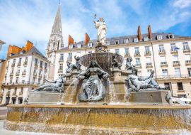 Lais Puzzle - Blick auf den königlichen Platz mit Brunnen und Kirchturm in der Stadt Nantes in Frankreich - 1.000 Teile