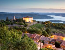 Lais Puzzle - Blick auf das Dorf Aiguines mit charmantem Schloss und Kirche mit Blick auf den See Lac de Sainte Croix, Departement Var, Provence, Frankreich - 40, 100, 200, 500, 1.000 & 2.000 Teile