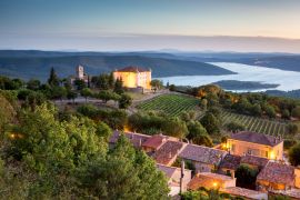 Lais Puzzle - Blick auf das Dorf Aiguines mit charmantem Schloss und Kirche mit Blick auf den See Lac de Sainte Croix, Departement Var, Provence, Frankreich - 2.000 Teile