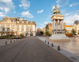 Lais Puzzle - Blick auf den Jaude-Platz mit Statue während des Sonnenuntergangs in der Stadt Clermont-Ferrand in Zentralfrankreich - 40, 100, 200, 500, 1.000 & 2.000 Teile
