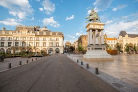 Lais Puzzle - Blick auf den Jaude-Platz mit Statue während des Sonnenuntergangs in der Stadt Clermont-Ferrand in Zentralfrankreich - 2.000 Teile