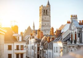 Lais Puzzle - Blick von oben auf die alten Gebäude und den Kirchturm in Orleans bei Sonnenuntergang in Zentralfrankreich - 1.000 Teile