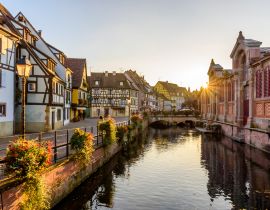 Lais Puzzle - Schöner Blick auf die historische Stadt Colmar, auch bekannt als Klein-Venedig, Bootsfahrt entlang traditioneller bunter Häuser auf dem idyllischen Fluss Lauch im Sommer, Colmar, Elsass - 40, 100, 200, 500, 1.000 & 2.000 Teile