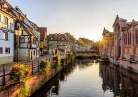 Lais Puzzle - Schöner Blick auf die historische Stadt Colmar, auch bekannt als Klein-Venedig, Bootsfahrt entlang traditioneller bunter Häuser auf dem idyllischen Fluss Lauch im Sommer, Colmar, Elsass - 1.000 Teile