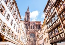 Lais Puzzle - Straßenansicht von unten auf die schönen alten Gebäude und die Kathedrale Notre-Dame in der Stadt Straßburg - 1.000 Teile