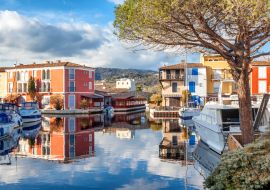 Lais Puzzle - Bunte Stadt am Wasser, Hafen von Grimaud, Côte d'Azur, Frankreich, Provence, Häuser und Boote. Schöne Stadtlandschaft - 1.000 Teile