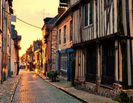 Lais Puzzle - Alte Straße in der Normandiestadt Honfleur, Frankreich, im Licht der aufgehenden Sonne - 40, 100, 200, 500, 1.000 & 2.000 Teile