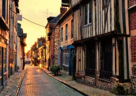 Lais Puzzle - Alte Straße in der Normandiestadt Honfleur, Frankreich, im Licht der aufgehenden Sonne - 1.000 Teile