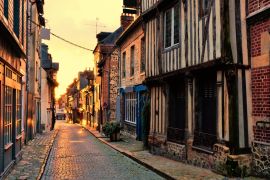 Lais Puzzle - Alte Straße in der Normandiestadt Honfleur, Frankreich, im Licht der aufgehenden Sonne - 2.000 Teile