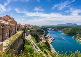 Lais Puzzle - Landschaft auf der Insel Korsika, schöner Blick auf die Stadt Calvi mit dem Schloss auf dem Hügel im Sommer, Frankreich - 1.000 Teile