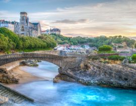Lais Puzzle - Sonnenuntergangsansicht der Kirche Sainte-Eugenie und der Insel Rocher Du Basta in Biarritz, Frankreich - 40, 100, 200, 500, 1.000 & 2.000 Teile