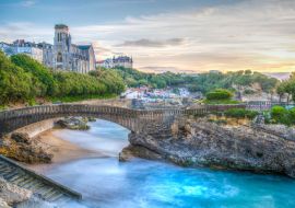 Lais Puzzle - Sonnenuntergangsansicht der Kirche Sainte-Eugenie und der Insel Rocher Du Basta in Biarritz, Frankreich - 1.000 Teile