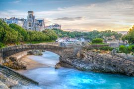 Lais Puzzle - Sonnenuntergangsansicht der Kirche Sainte-Eugenie und der Insel Rocher Du Basta in Biarritz, Frankreich - 2.000 Teile