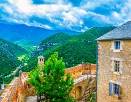 Lais Puzzle - Innenhof des Fort Liberia im Dorf Villefranche de Conflent in Frankreich - 40, 100, 200, 500, 1.000 & 2.000 Teile