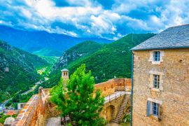 Lais Puzzle - Innenhof des Fort Liberia im Dorf Villefranche de Conflent in Frankreich - 2.000 Teile
